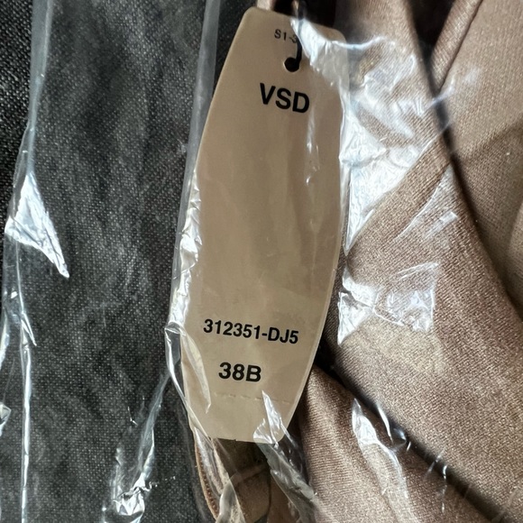 NWT and original packaging Victoria Secret bra size 38B - Picture 3 of 5